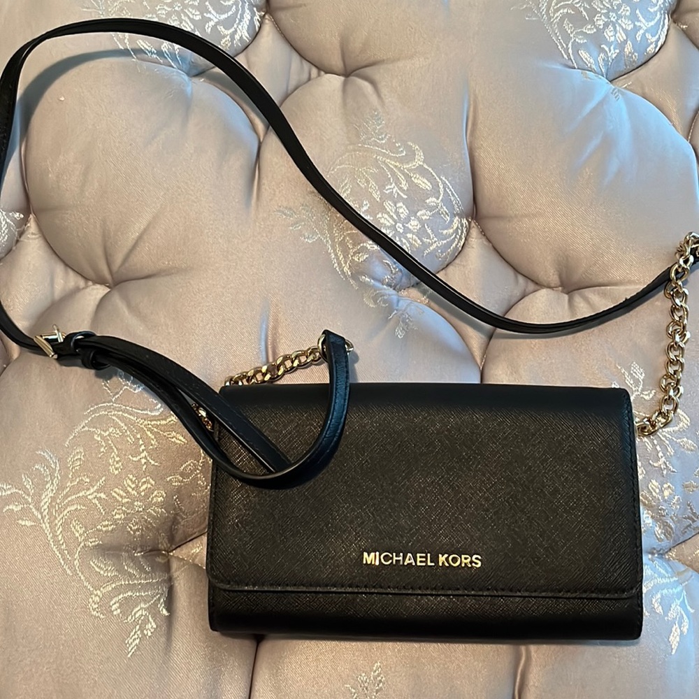 Michael kors crossbody wallet